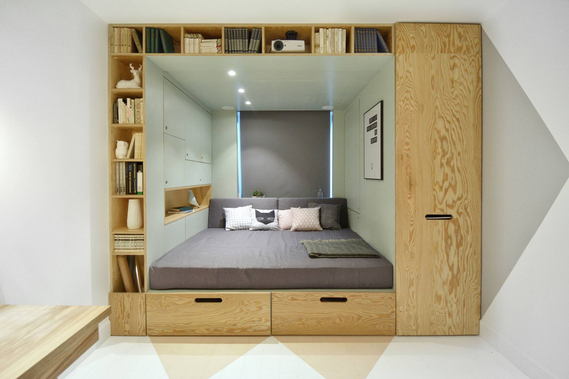 Chia phòng ngủ không cần tường ngăn trong năm 2024 sẽ giúp bạn tận dụng không gian một cách hiệu quả. Vách ngăn phòng ngủ được thiết kế sao cho không gian vẫn thoáng và rộng rãi. Bạn có thể tận dụng vách ngăn để phân chia các khu vực khác nhau trong phòng, nhưng vẫn tạo ra một không gian ngủ đầy đủ tiện ích.