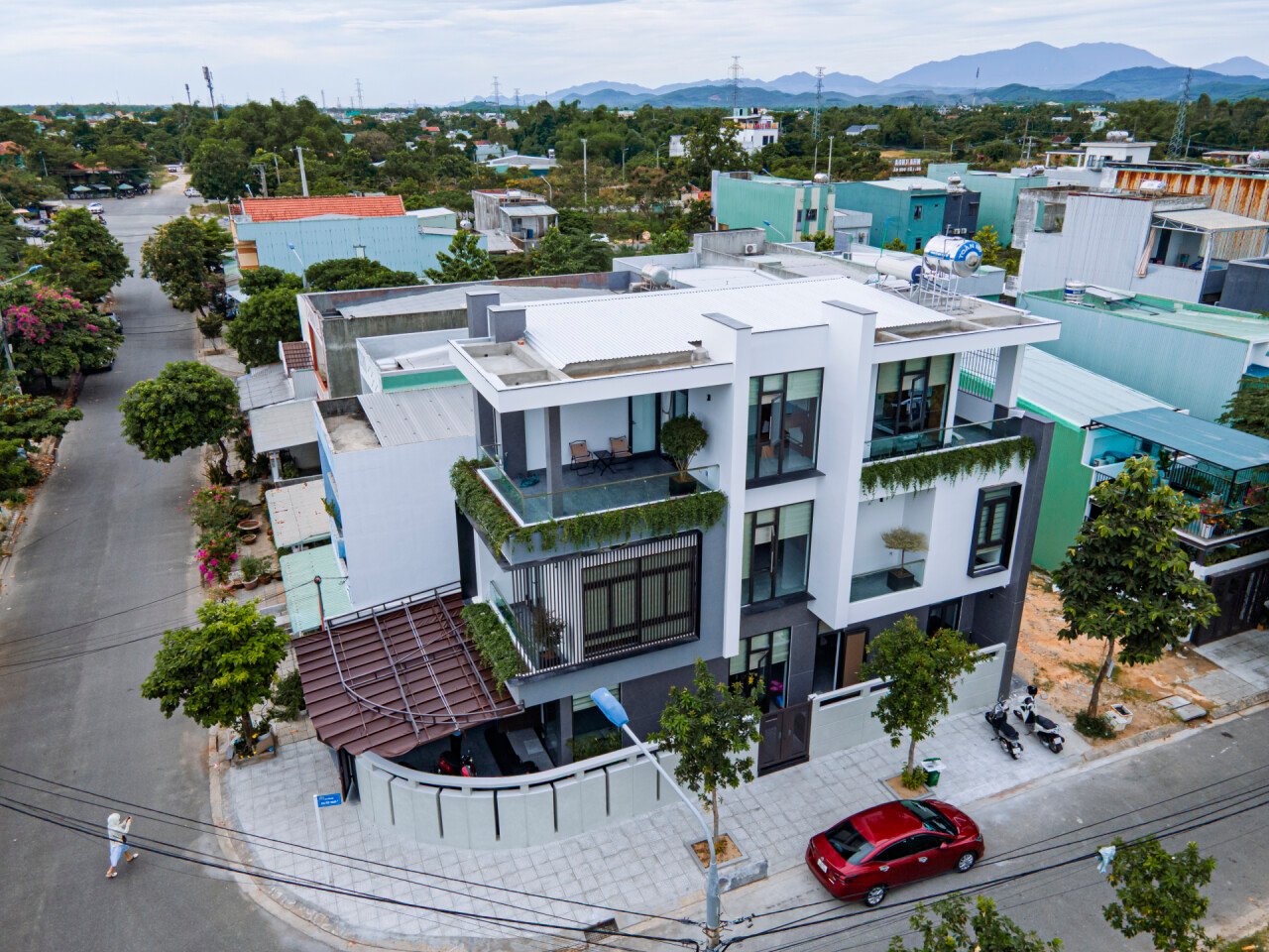 Nhà phố 3 tầng 2 mặt tiền hiện đại cùng "hơi thở xanh"
